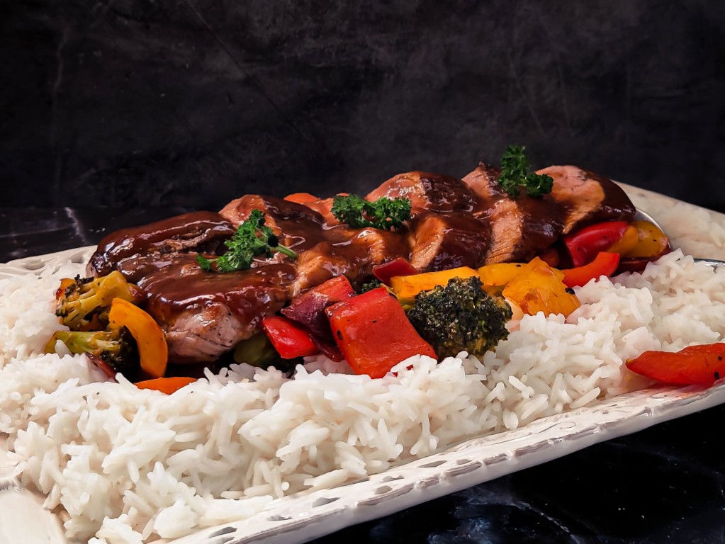 Varkenshaas met roerbakgroenten basmatirijst en barbecuesaus